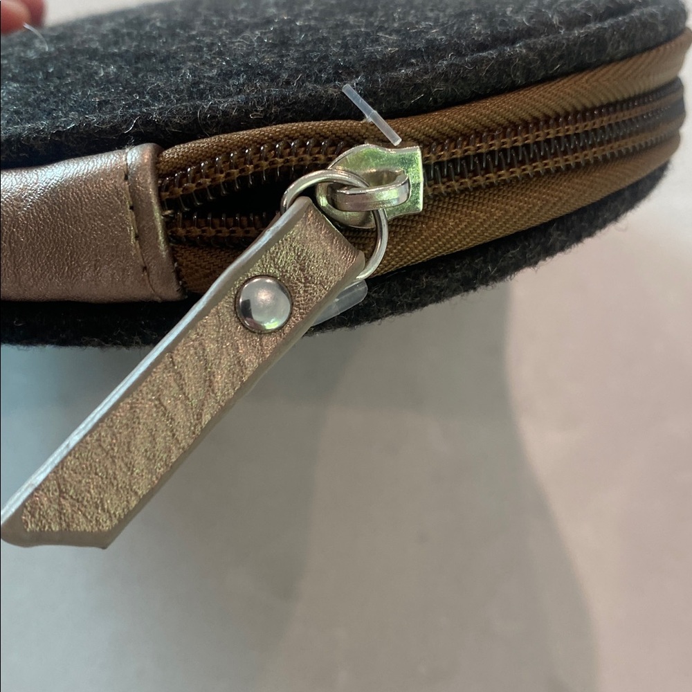 Women’s Lufthansa amenities kit purse - Picture 5 of 5